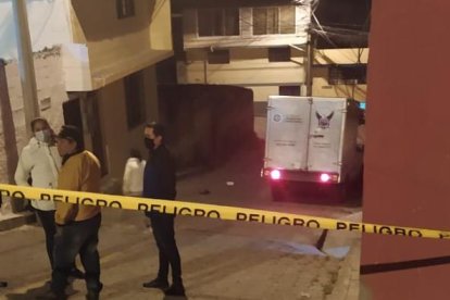 El cuerpo de la víctima habría quedado tendido en la puerta de la casa.
