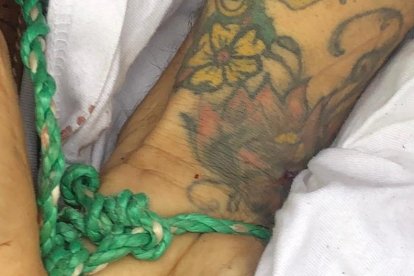 La víctima tenía atadas las manos.