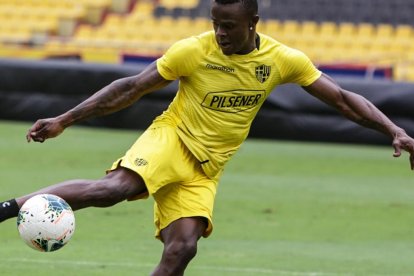 José Angulo llegó suma 3 tantos en 12 duelos con el Ídolo.