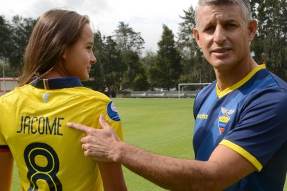 Padre e hija han tenido el orgullo de formar parte de la Tricolor.

Gustavo Guaman. Quito 19 de Noviembre de 2020 Agencia(ag-extra ag-expreso-ag-quito)