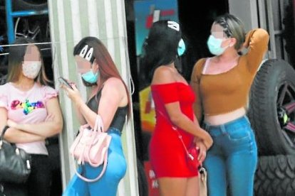 Quienes habitan cerca de la calle 17 dicen que la presencia de las trabajadoras sexuales le da mal aspecto al barrio.