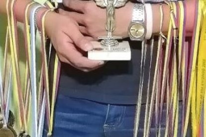 Gabriel con sus medallas ganadas.