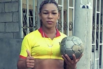 Xiomara Bautista practicando su deporte favorito: el fútbol.