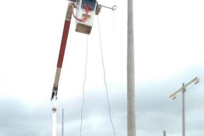 Los trabajos de instalación de postes y lámparas en otra de la poblaciones orenses que requerían las obras.