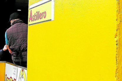 Juan detalla el momento que vio a los implicados cerca de la caja registradora.