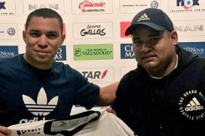 Jefferson Montero y el ecuatoriano Hugo Ocaña con la camiseta del Querétaro.