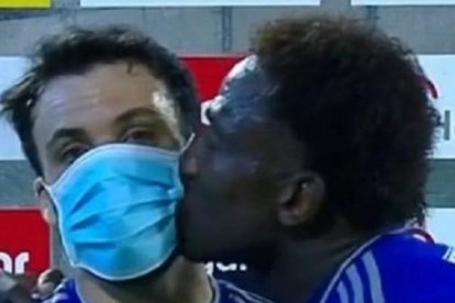 Roberto Ordóñez felicitó con un beso a Sebastián Rodríguez