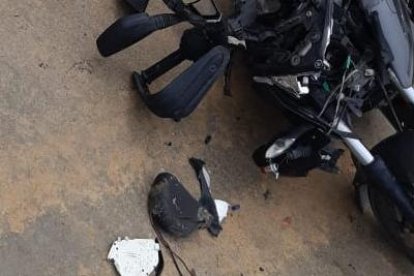 La motocicleta quedó averiada luego del accidente, registrado a las 12:47.