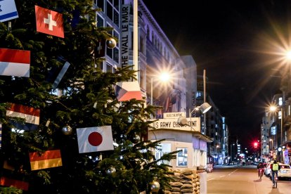 Un árbol de Navidad decorado con banderas estatales se exhibe en el Checkpoint Charlie, Berlín, Alemania.