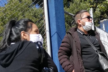 Familiares de la víctima llegaron de Latacunga para conocer detalles de la autopsia.