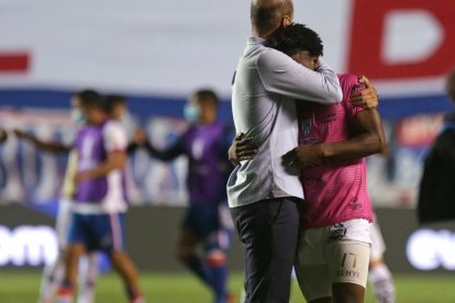 El Independiente quedó eliminado en la definición por penales ante Nacional, en Uruguay. El técnico Ramírez (i) resaltó el juego de sus pupilos.