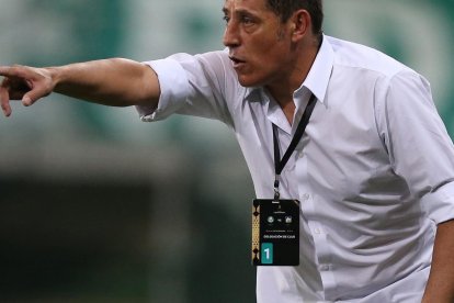 El técnico argentino Miguel Ángel Zazhú dejó el Delfín tras la goleada sufrida ante Palmeiras.