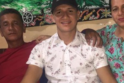 Byron Palacios (centro) junto a su padre Francisco Palacios y su madre Ramona Vélez.