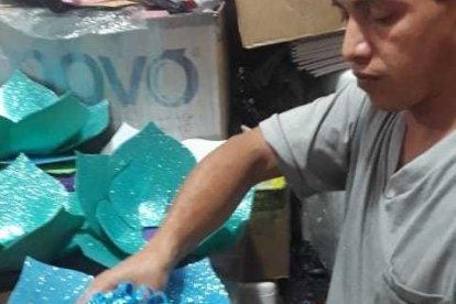 El comedor de su  casa se ha convertido en su taller, en el cual trabaja hasta en las madrugadas.