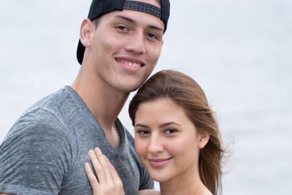 Víctor Mendoza junto a su novia Melanie Nieto.