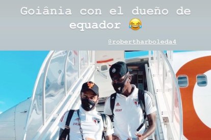 La foto que subió Dani Alves con Roberto Arboleda.