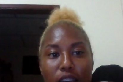 En sus estudios de marketing vía Zoom.