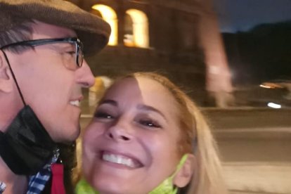 En uno de sus tantos paseos románticos con Simisterra.