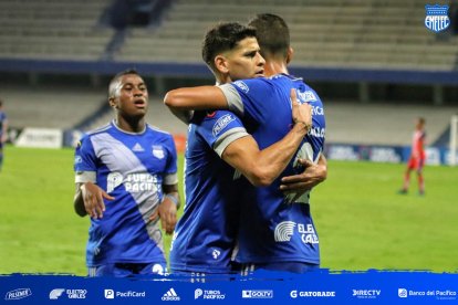 Festejo de goleadores, Facundo Barceló y José Francisco Cevallos que salvó al Emelec.