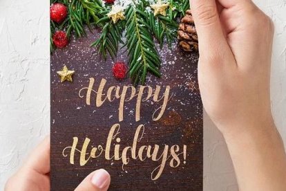 Usen todo lo que tengan a su alcance para hacer las tarjetas: marcadores, ramas secas, no limiten a la creatividad.