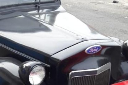 El viejo Ford y los otros autos lucen relucientes luego de los arreglos.