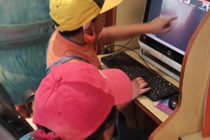 Las madres de familia que acompañan a sus hijos están muy agradecidas por la ayuda del hotel.