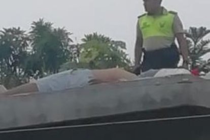 El cuerpo de  Édison Xavier quedó tendido en la loza de una casa.