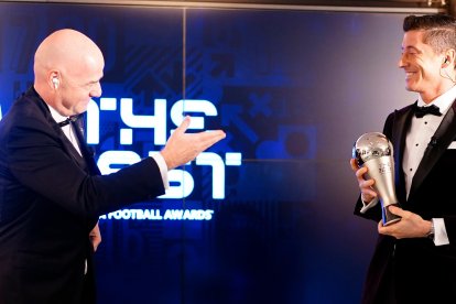 Roberto Lewandowski (d) recibió el premio The Best de parte del presidente de la FIFA, Gianni Infantino.