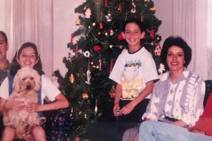 Junto a sus padres y hermanos pasaba las más increíbles navidades, entre villancicos, regalos y comida.