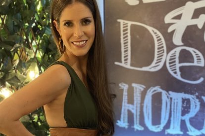 Carolina ha impresionado tanto en peinado, maquillaje, vestuario y accesorios.