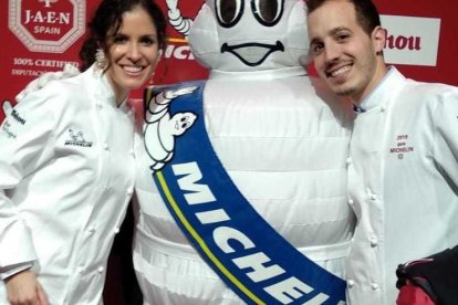 Junto a su pareja, amigo y socio, Iñaki, en la premiación de la estrella Michelin.