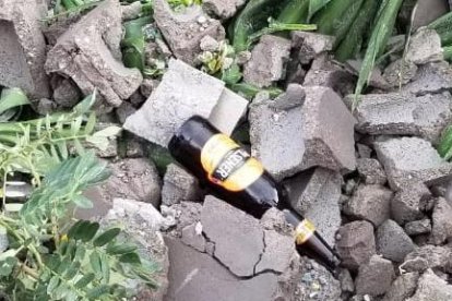 Una botella de cerveza quedó en la escena tras el siniestro.