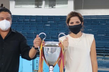 José Arévalo, presidente de la Federación de basquet y Andrea Sotomayor de la Secretaia del deporte junto al trofeo del campeón.