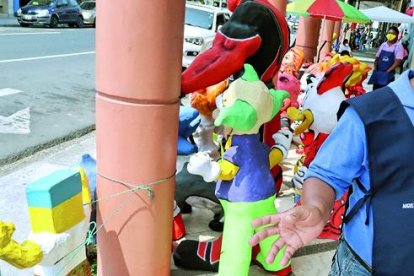 Los comerciantes y artesanos de muñecos expresaron su malestar por la medida.