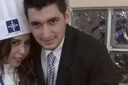 Carolina junto a su esposo.