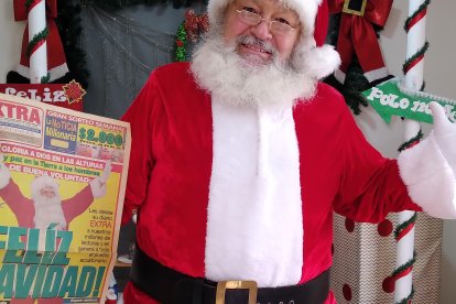 Vivió 8 años en Alemania y en 3 también desempeñó el rol de San Nicolás. En sus manos sostiene la portada de 2003 de EXTRA en la cual apareció.