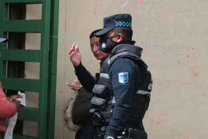 Agentes metropolitanos controlan las ventas informales.