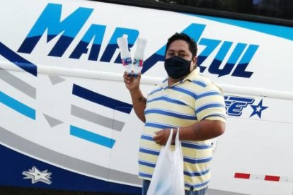 Cuando ve que el día está caluroso, Waferito aprovecha para vender su agua.