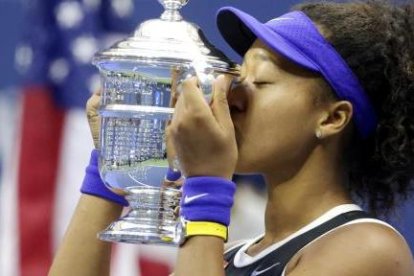 Osaka, de 22 años, besa el trofeo del US Open 2020. Ya suma dos con el de 2018.