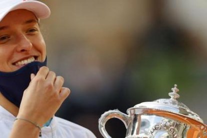 Iga Swiatek celebra con trofeo en mano tras vencer a la estadounidense Sofia Kenin.