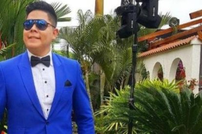 El presentador de farándula critica a diversos personajes.