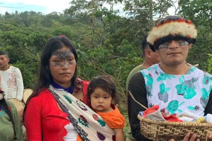 Los priostes salientes y los entrantes, Antonio Vargas y Heidi Guatatoca con  Gabriela Garcés y Fredy Tzamareña, en un encuentro.