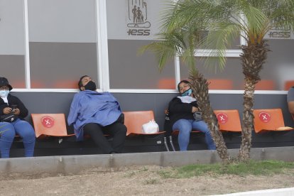 En el hospital del IESS en Los Ceibos, una mujer tenía a su esposo asilado con el virus.