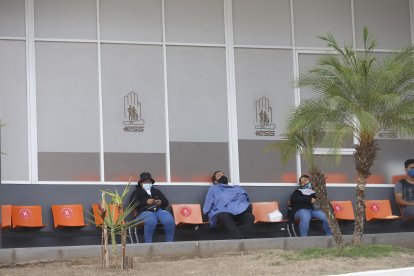 En el hospital del IESS en Los Ceibos, una mujer tenía a su esposo asilado con el virus.