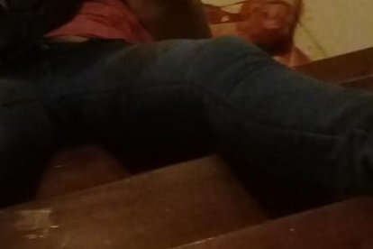 Así fue encontrado el cuerpo de Liss. Su progenitora trata de reanimarla. La gráfica fue tomada el 21 de diciembre pasado.