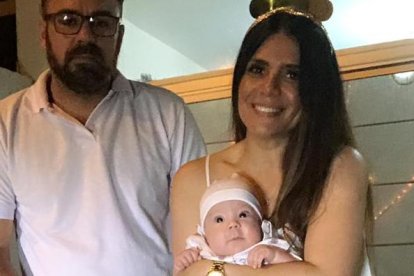 Aquí en una foto reciente con su esposo y sus hijos.