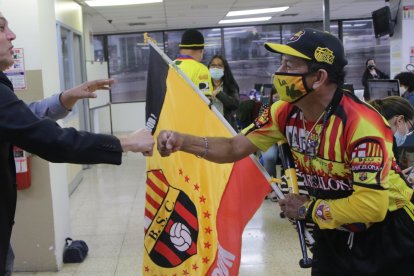 Pajarito Arana, el hincha que pinta murales de Barcelona, saluda con Alfaro Moreno. 
PERIODISTA : JERSON RUIZ

Pajarito Arana, el hincha que pinta murales de Barcelona, saluda con Alfaro Moreno. 
FECHA : 06/01/2021 

Agencia (ag-extra)
