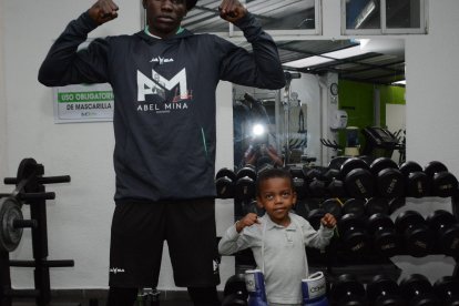 Authentic Mina con su hijo Tegui, de 3 años, quien lo acompaña en los entrenamientos.
Gustavo Guaman. Quito 28 de Diciembre de 2020 Agencia(ag-extra ag-expreso-ag-quito)