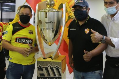 Miguel Arana, Marcelo Gutiérrez, Stalin Carrión y Napoleón Domench hinchas del Barcelona con la copa.

PERIODISTA : JERSON RUIZ 

FECHA : 06/01/2021 

Agencia (ag-extra)