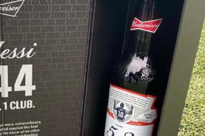 La botella de recuerdo que recibió en España.